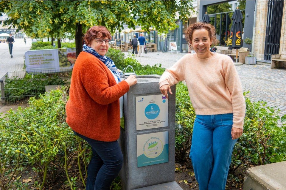 Schepenen Marina De Bie en Gabriella De Francesco aan een van de drinkwaterfonteinen in de Befferstraat.