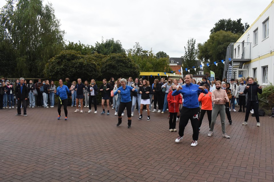 On Tuesday there was a dance initiation on the playground. 