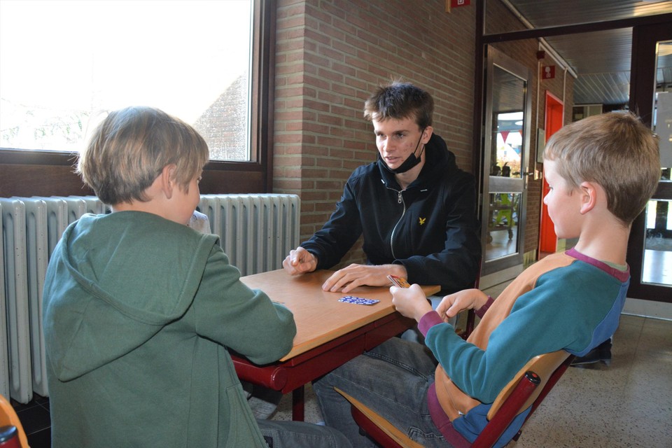 Robbe speelt een spel met de leerlingen van basisschool GLOC.