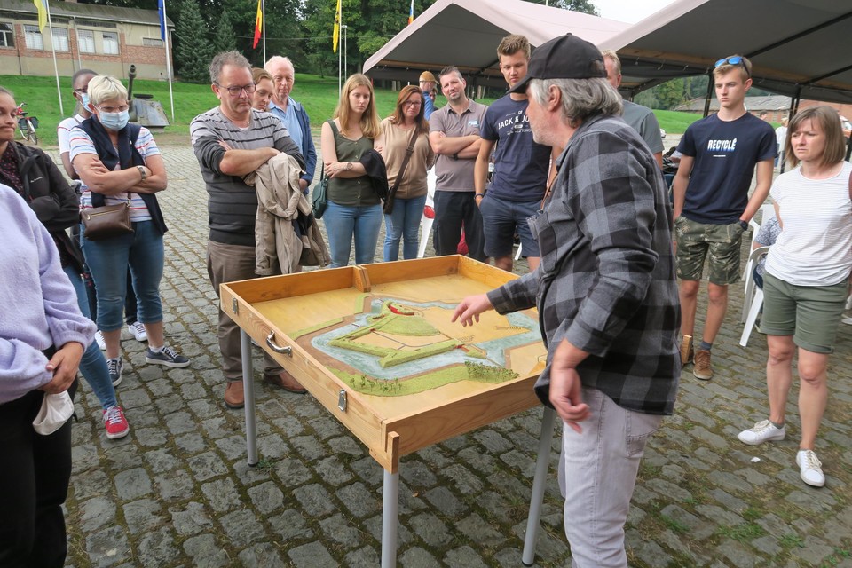 Gino Van Lommel geeft toelichting bij d eindeling van het fort.