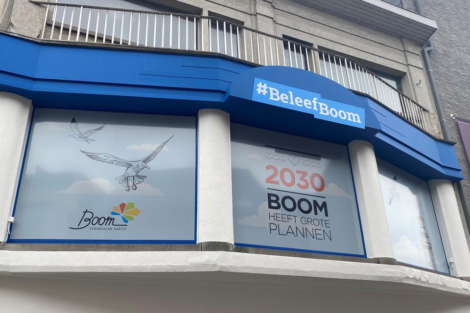 Het leegstaande winkelpand in de Hoogstraat kreeg al een bestickering om de plannen aan te kondigen.