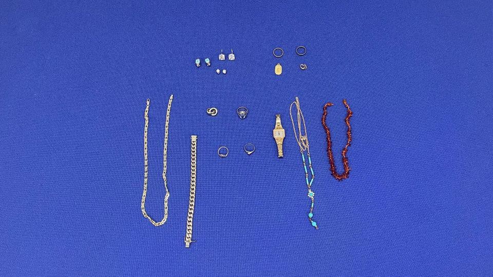 De politie vond enkele juwelen in de woning van Carina H., vermoedelijk het resultaat van eerdere diefstallen.
