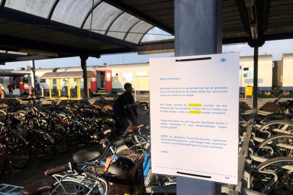 Een mededeling maakt duidelijk dat de fietsen na drie weken worden weggehaald.