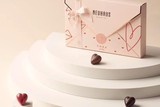 thumbnail: Liefdesbrief vol chocoladen juweeltjes - Neuhaus x juweelontwerpster Emilie Duchêne - 23,50 euro