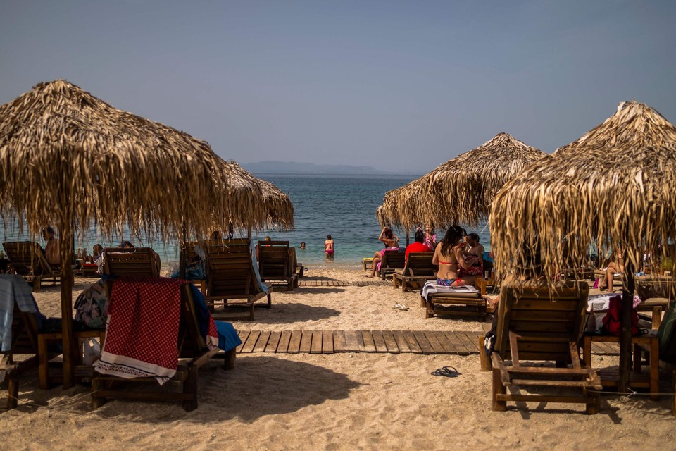 Een strand nabij Athene: Griekenland verwelkomt toeristen vanaf 14 mei.