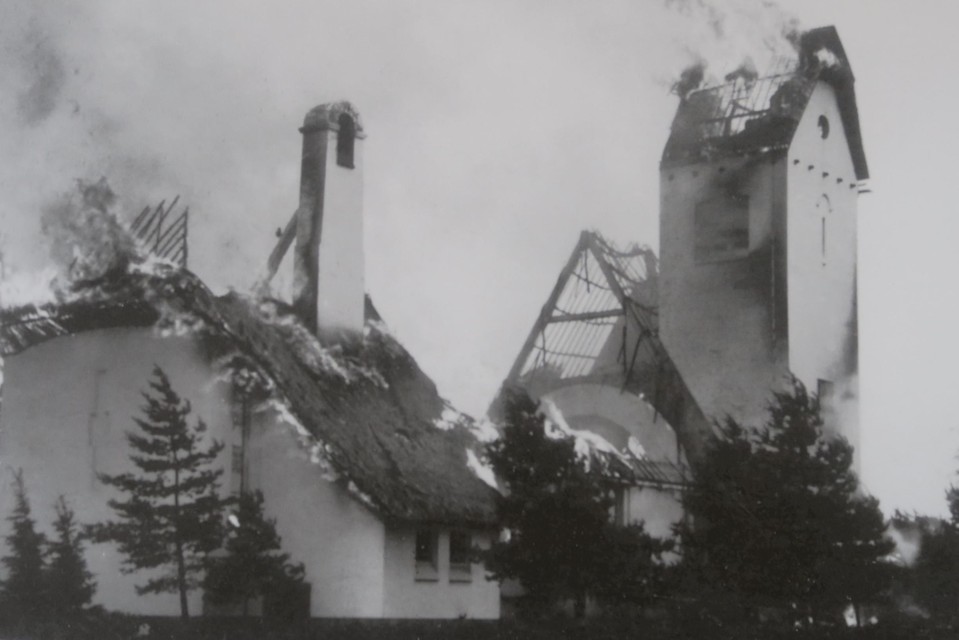 1970 brandde de toenmalige Witte Kerk met strodak helemaal af. 