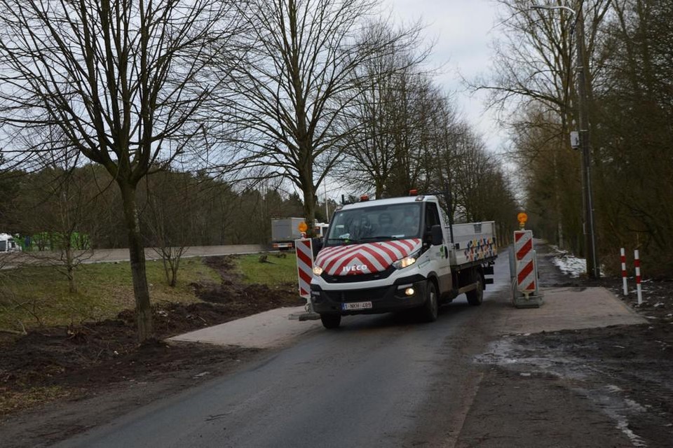 Voorlopig kan je opnieuw over de Reebergenlaan passeren. De er pas neergezette slagboom is al gevandaliseerd. Er staan camera’s aan beide zijden.