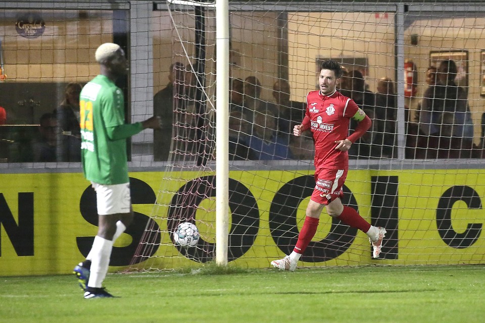 Houtvenne slikte maar liefst vier goals op bezoek bij Hoogstraten.
