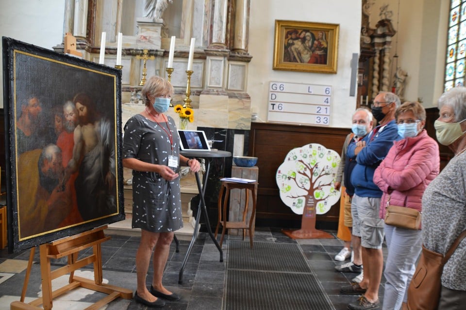 Restauratrice Chantal Siebens geeft uitleg bij het schilderij Petrus krijgt de sleutels van het Koninkrijk.