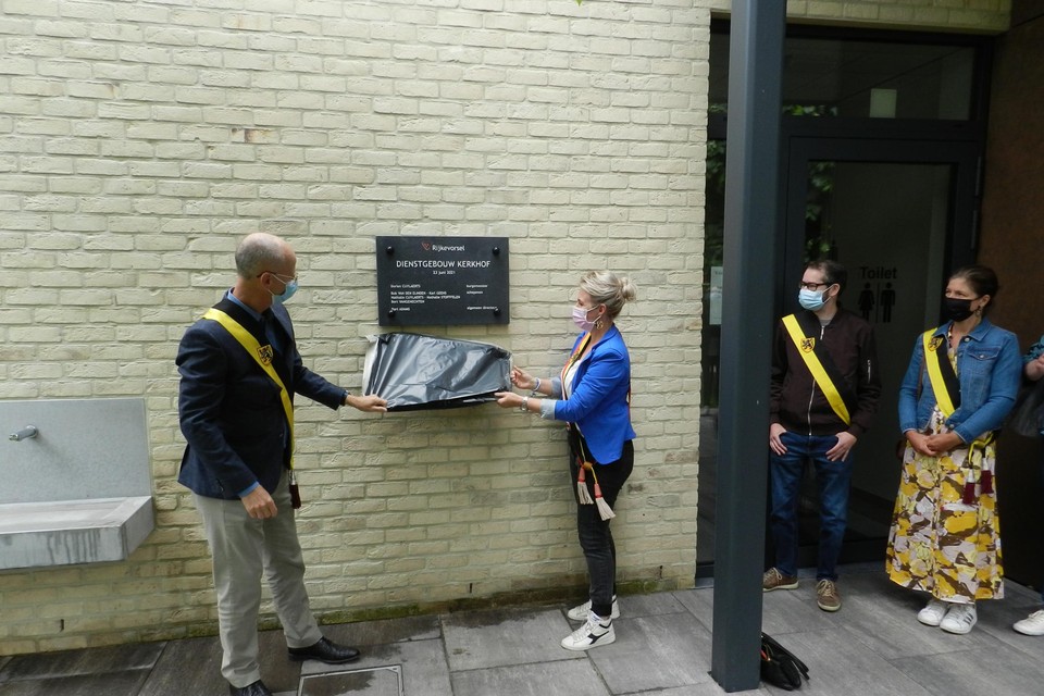 Naast de ingang hangt een bord met de datum van de inhuldiging.