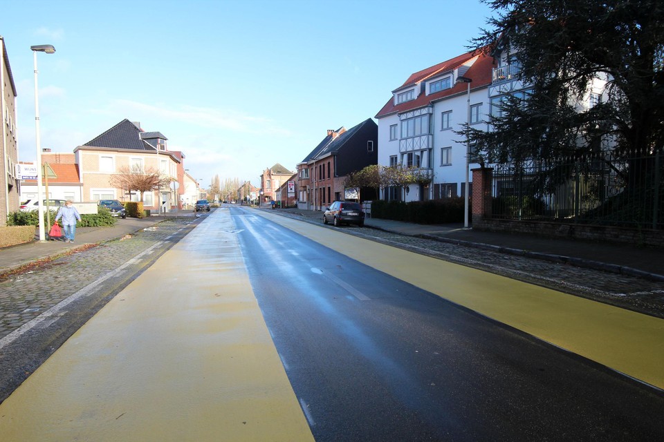 De fietssuggestiestroken in de Dorpsstraat