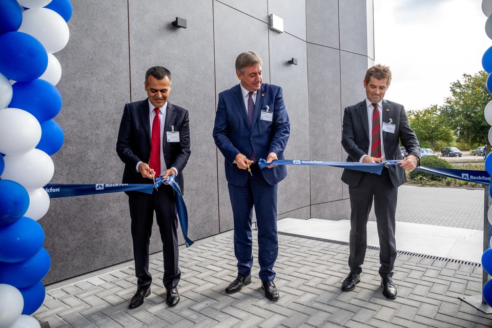 Vlaams minister-president Jan Jambon (N-VA),Odd Sinding, ambassadeur van Denemarken, en Parik Chopra, managing director van Rockfon Europa en Azië, openen samen de nieuwe hoofdzetel van ROCKWOOL in België. 