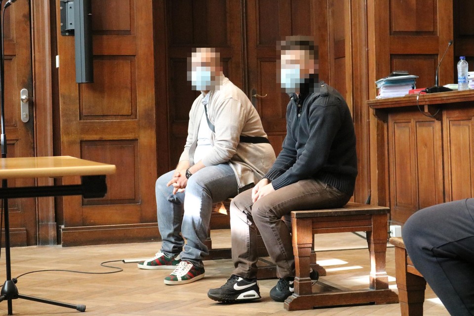 De rollen zijn nu omgekeerd. Moordverdachte Carlo V.H. (rechts) is nu slachtoffer terwijl rechercheur P.R. in de beklaagdenbank moet.