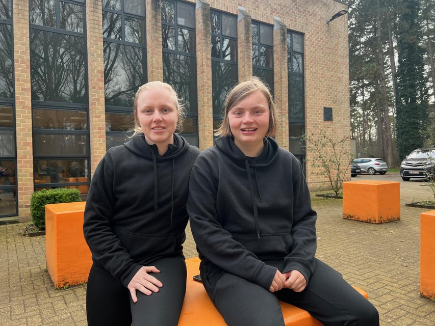 Zussen Marthe en Nona Gielis vormen een kajakduo.