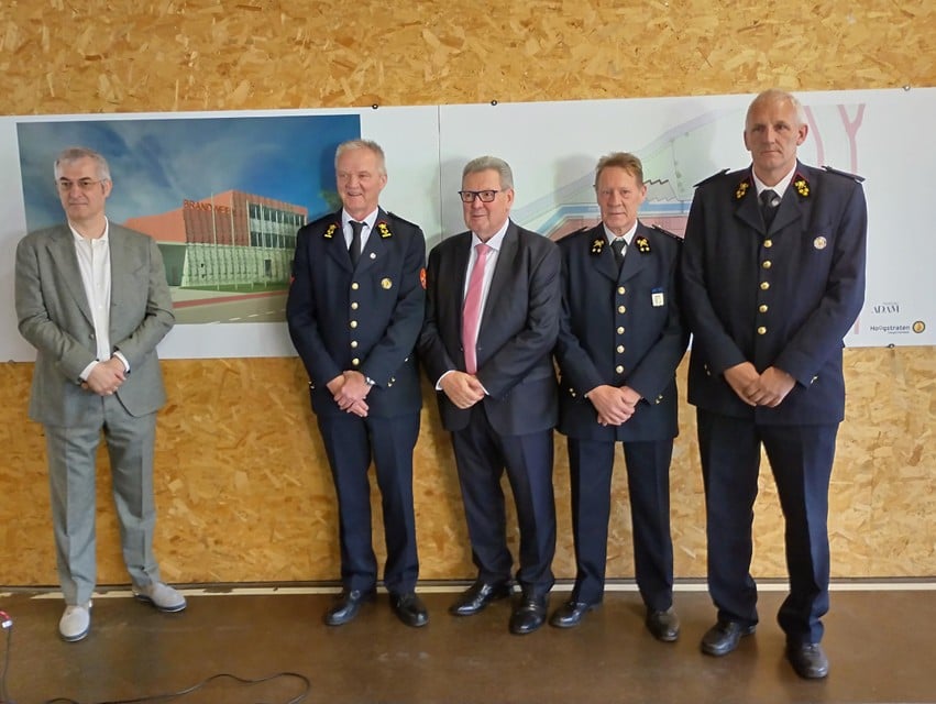 Architect Bruno Dekoning, zonecommandant Luc Faes, burgemeester Marc Van Aperen, postoverste Jan Vinckx van brandweer Meerle en postoverste Jan Peeraer van brandweer Hoogstraten.