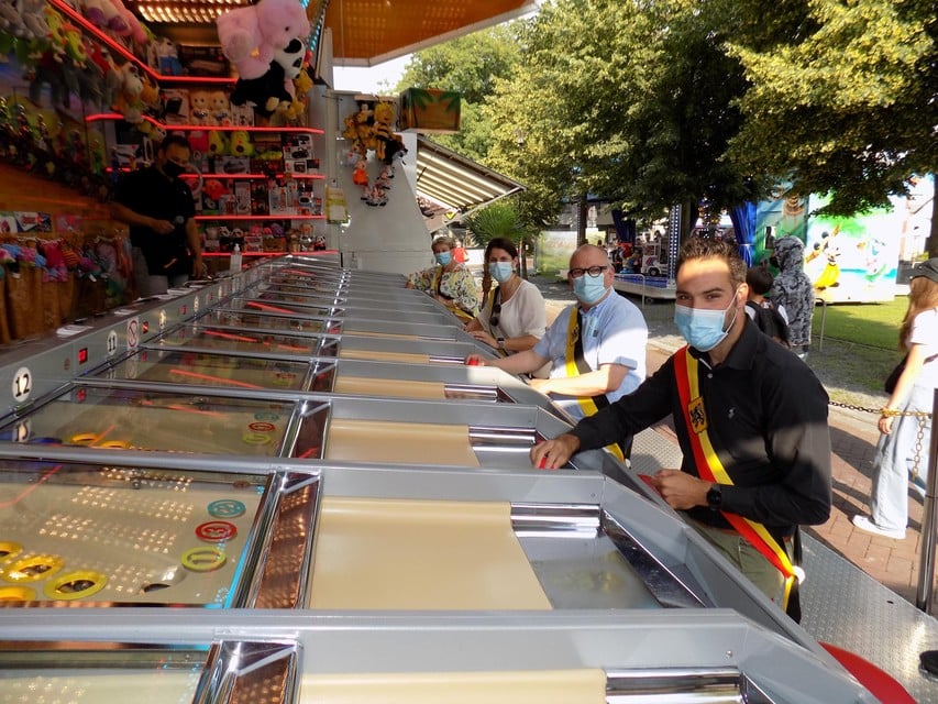 De burgemeester en schepenen in Vosselaar wagen zich aan een partijtje kamelenrace op de kermis.