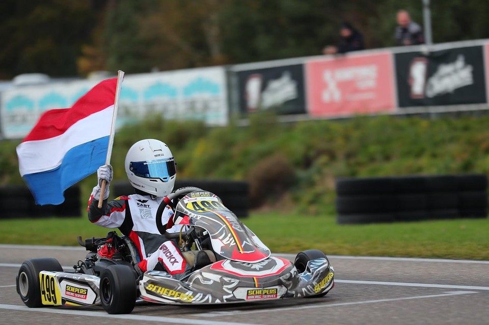 Maxim viert zijn overwinning in het Nederlands kampioenschap.