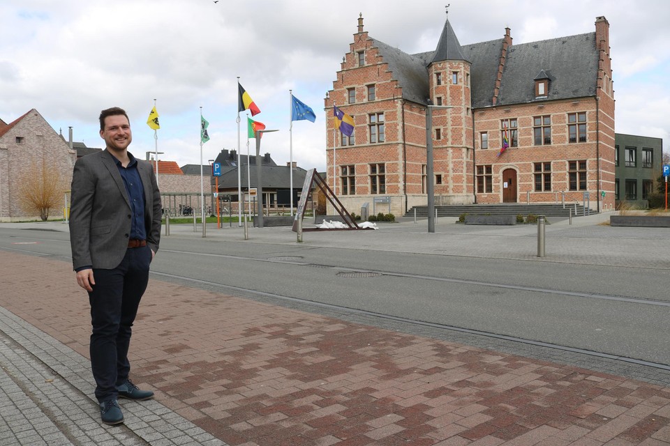 Matthias Van Zele op de plaats waar één van de twee nieuwe regenboogzebrapaden komt: