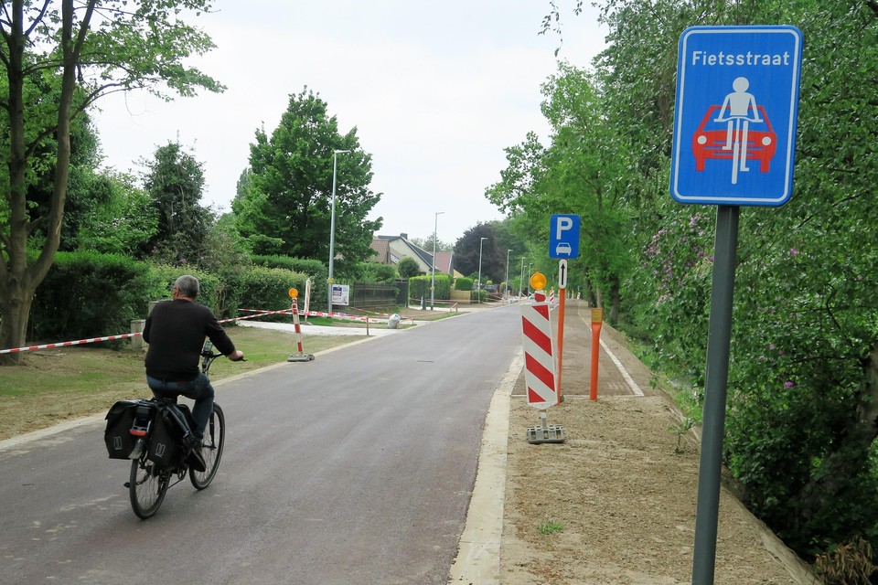 Deze fietser gaat al op verkening. Binnenkort wordt de Papenaardekenstraat ook officieel opengesteld.  