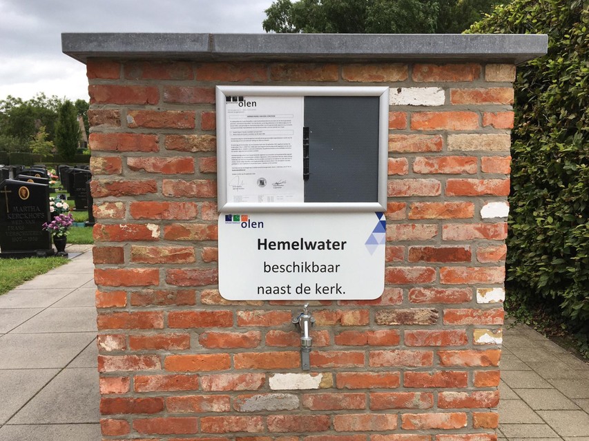 Aan het kraantje met leidingwater wordt verwezen naar de tank