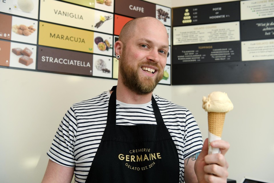 IJsverkoper Michel Delbeque heeft net een klassiek horentje met vanille-ijs klaargemaakt. 
