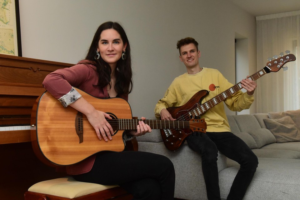 Zangeres Sarah Neyrinck (27) uit Minderhout en bassist Steve Herrijgers (31).