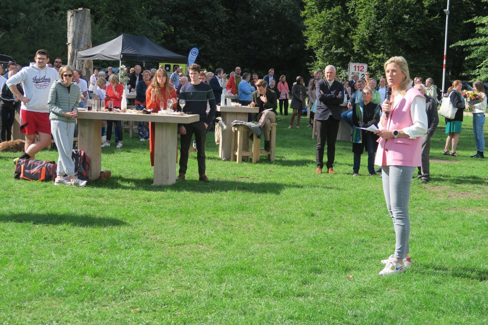 Annelies Verlinden spreekt haar vijfhonderd gasten in het park Van Schoten toe, waaronder Kris Peeters (achtergrond). 