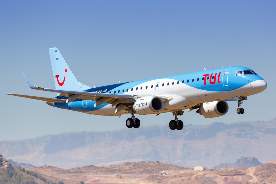 Een TUI-vliegtuig landt in Malaga 