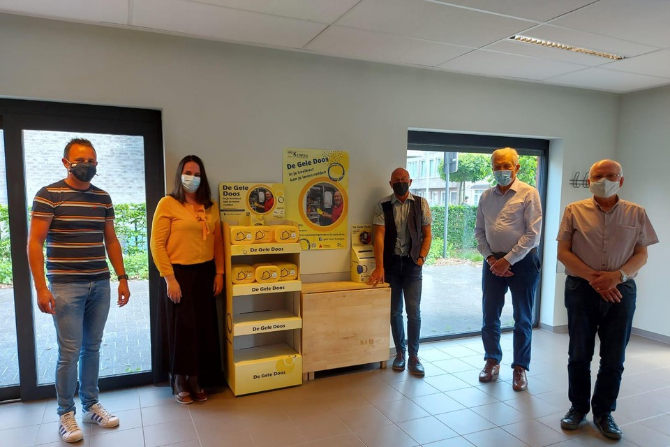 Steve Van Dijck, Nanouk Peeters, Wilfried Van Opstal, Michel Mertens en Jac Wilmsen presenteren de gele dozen voor Beerse.