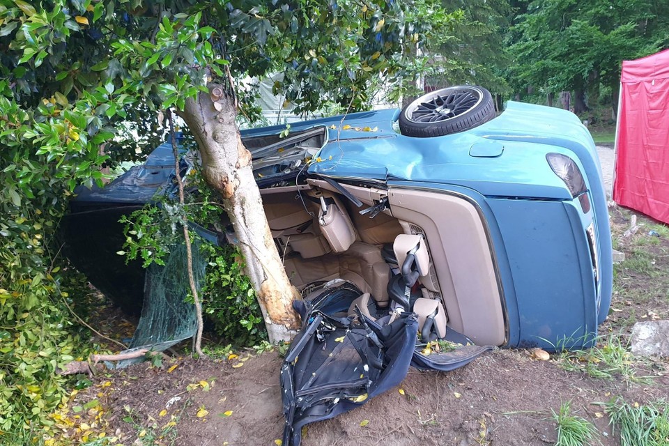 De auto van het type cabriolet klapte juist met de bovenkant tegen de boom. De bestuurder overleed aan zijn verwondingen. 