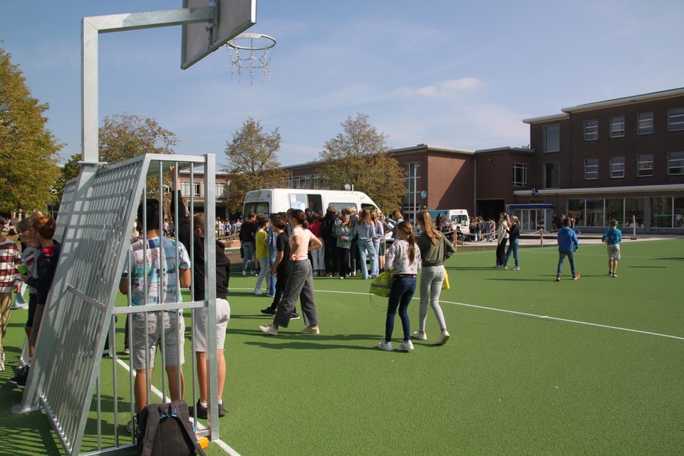 De leerlingen kregen hun speelplaats terug met muziek en een ijsje.