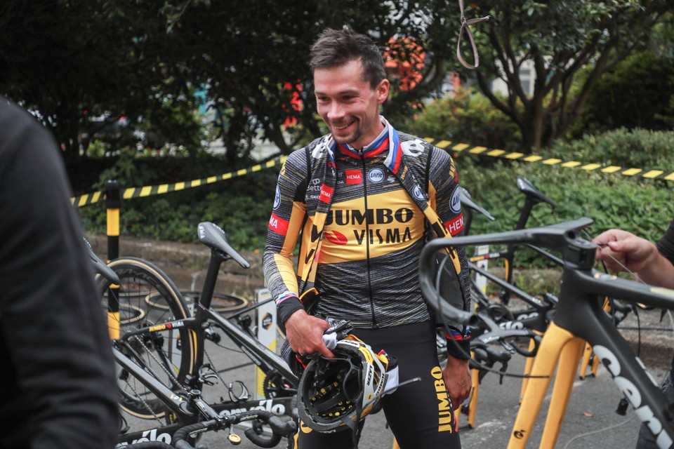 Een ontspannen Roglic in zijn Black Rebel.