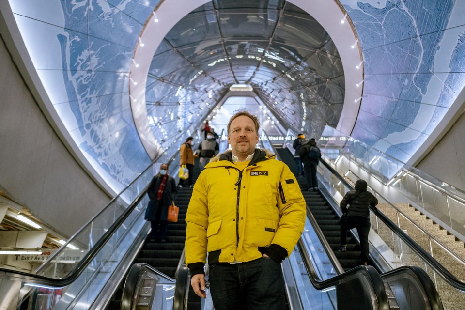 Patrick van Rosendaal bij de futuristische roltrap van Moynihan Train Hall, in Penn Station. 