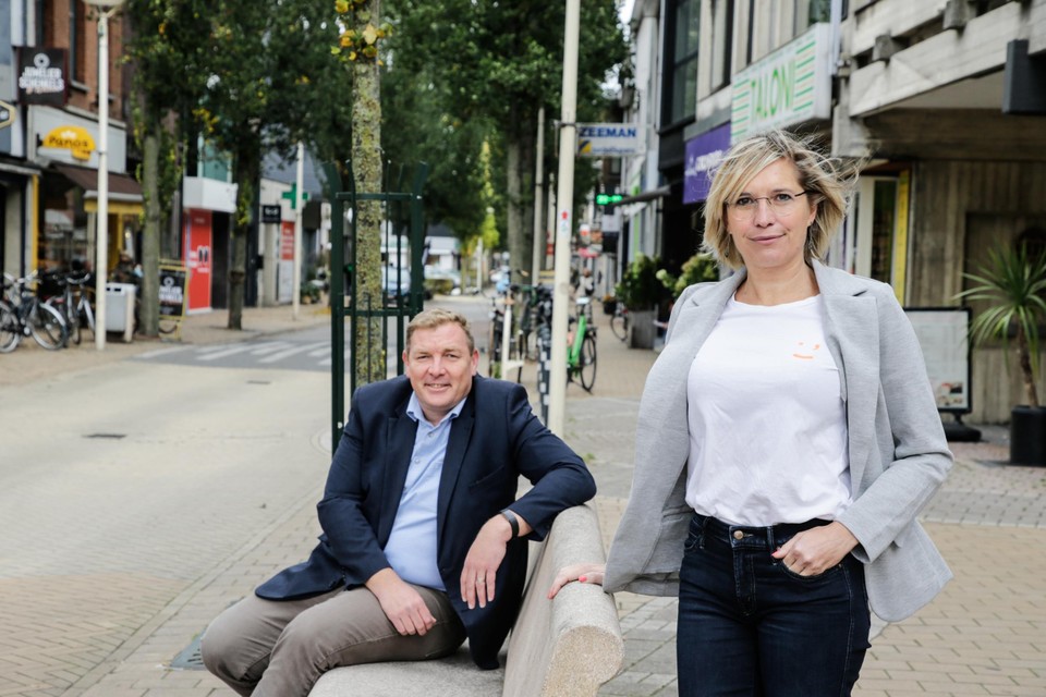 Burgemeester Maarten De Veuster stelt zijn nieuwste aanwinst voor, in de administratie: VIcky Versavel, projectmedewerker centrumvernieuwing.