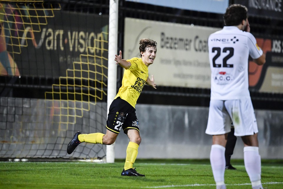 Leander Beirlant viert zijn tweede doelpunt tegen Cappellen. De Berchem-speler was met twee goals matchwinnaar tegen Cappellen.