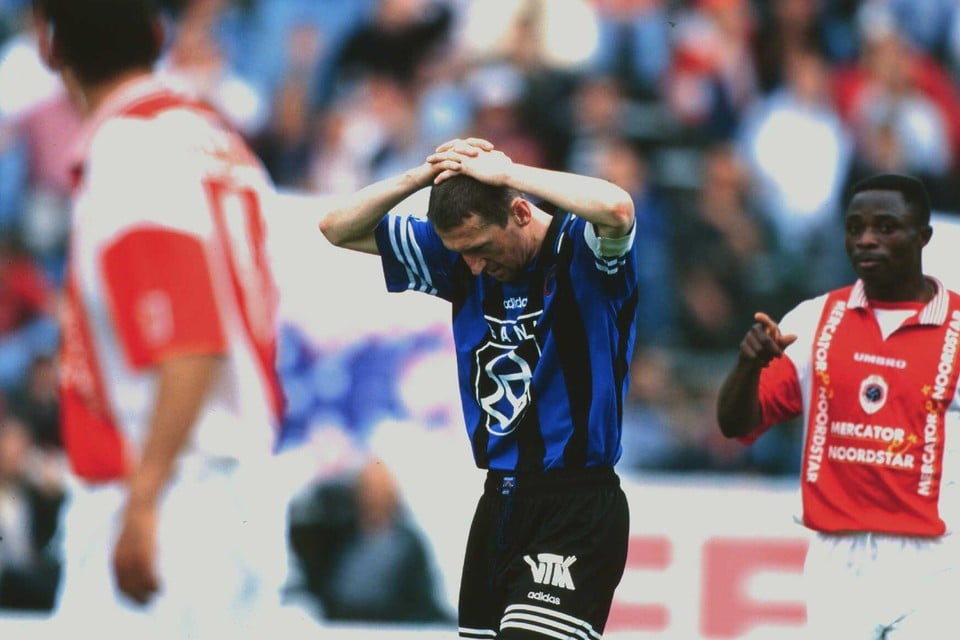  Kapitein Franky Van der Elst grijpt zich naar het hoofd:  op 18 mei 1997 maakt Club tegen het Antwerp van Owolabi  (op de foto) een cruciale slipper in de titelstrijd. 