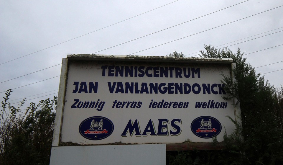 Enkel het bord aan de straatzijde herinnert nog aan het oude tenniscentrum.