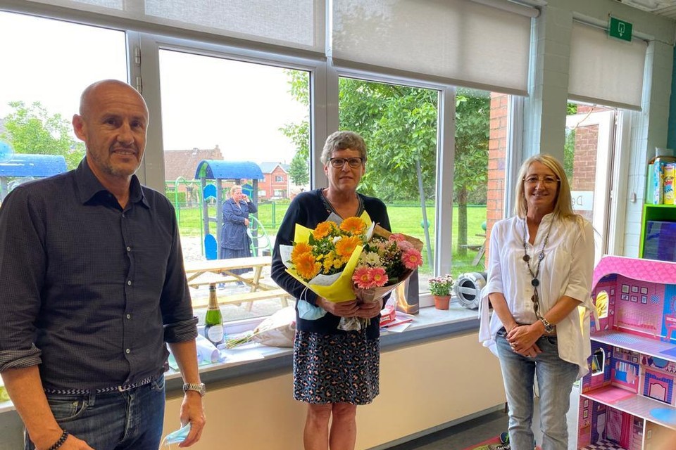 Medewerkster Maria Lens (centraal) werd onlangs in de bloemen gezet voor haar dertigjarige carrière bij BKO De Peulder in Peulis.