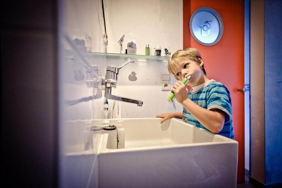 Een kind poetst de tanden, goede mondzorg is belangrijk.