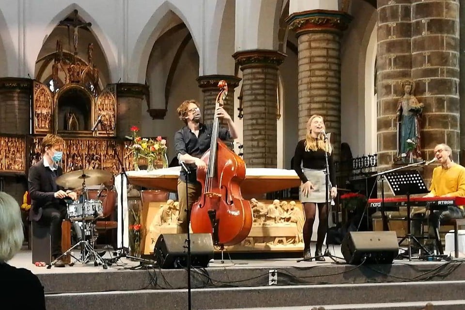 Sam Gevers, Wouter Berlaen, Lotte Stevens en Tom Kestens vertolken het Kleine Helden-lied, dat geschreven werd door Sam Gevers en Dirk Kennis.