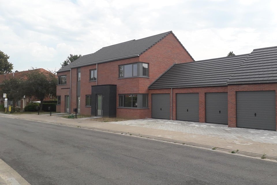 De beide gelijkvloerse appartementen zijn rolstoeltoegankelijk.