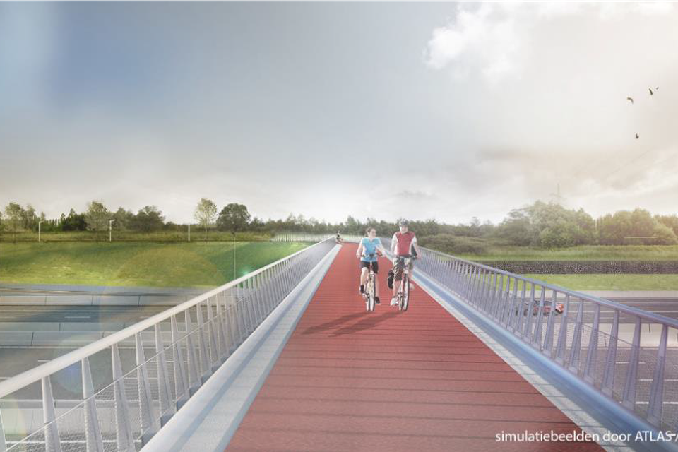 De nieuwe fietsbrug over de E34 wordt dit weekend gelegd.