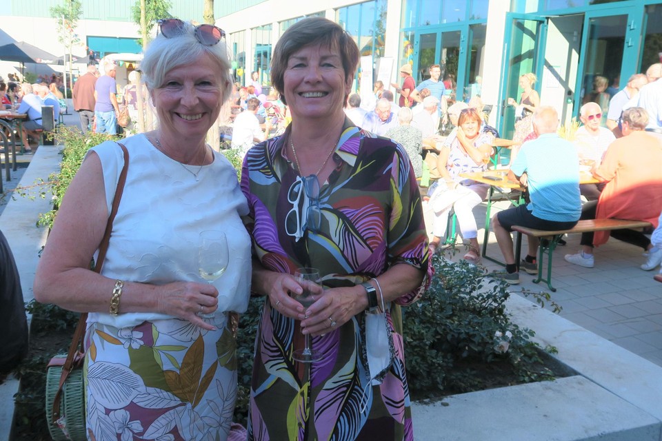 Twee Brieleke-fans: Ingrid en Ria Vanderhaeghe. “En niet alleen omdat we een glaasje wijn kregen.”