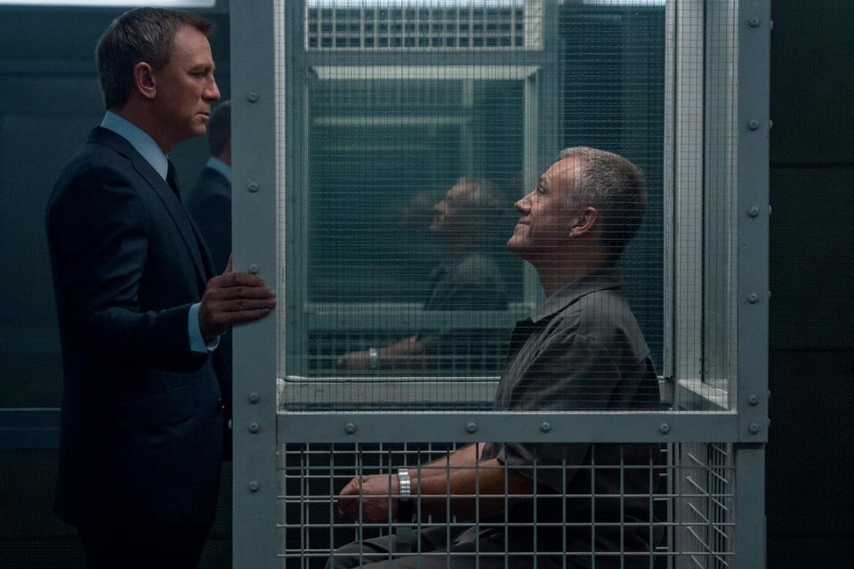James Bond (Daniel Craig) beleeft een Hannibal Lecter-moment met Ernst Stavro Blofeld (Christoph Waltz) in ‘No Time to Die’. 
