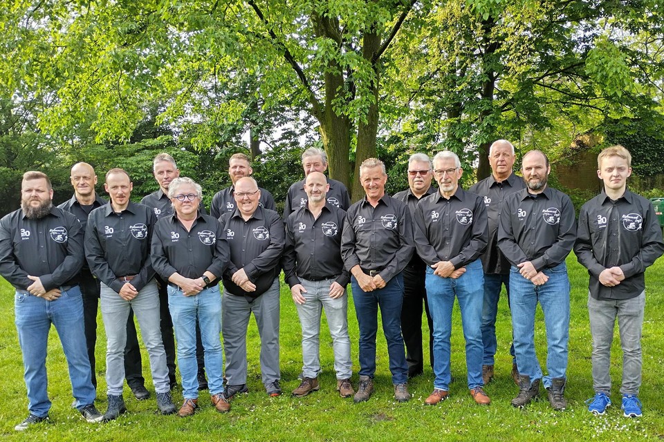 Het bestuur van Rijkevorsel Leeft met de nieuwe hemden voor het dertigjarig bestaan.