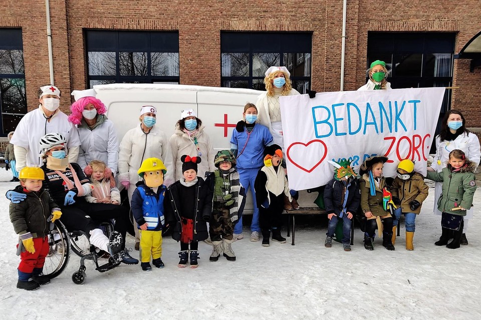 De kleuters van Wonderwijzer combineerden het vieren van carnaval met een ode aan het zorgpersoneel, overal te lande.
