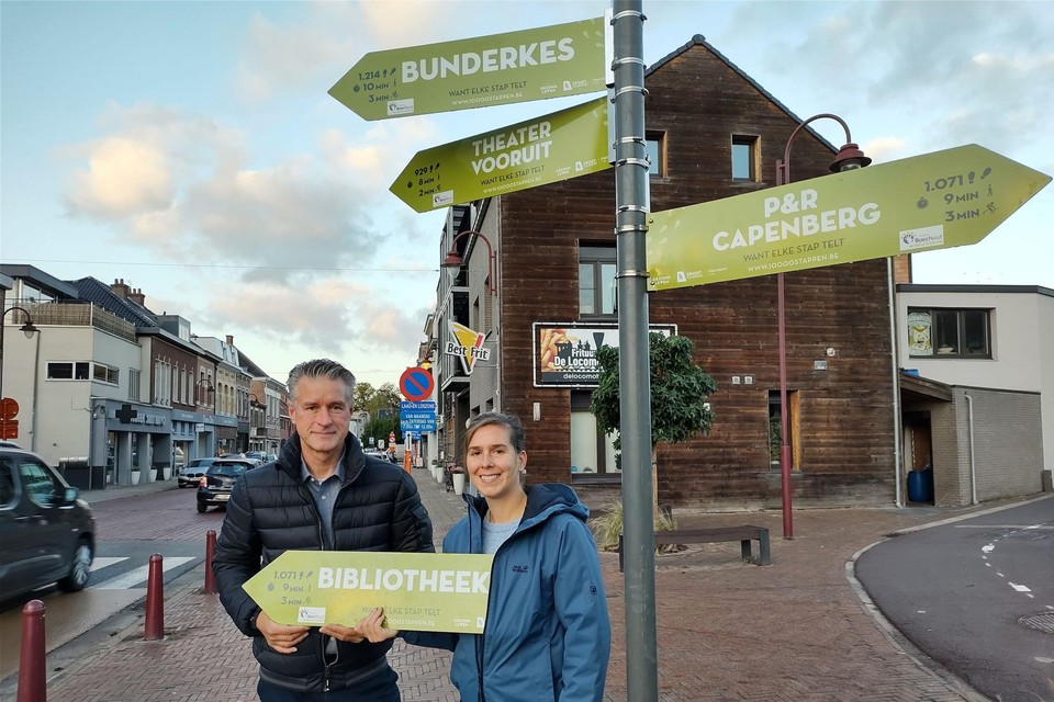 Schepenen Goyvaerts en Augustinus tonen de weg.