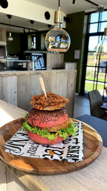 Een ‘roze’ hamburger met een extraatje on top. 