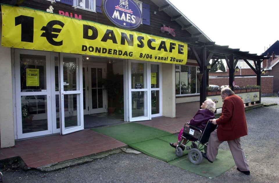 In 2004 werd De Toverfluit eventjes een 1 euro-danscafé, met drankjes aan 1 euro op donderdag.