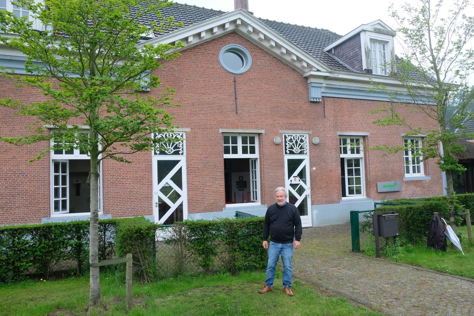 Rudi Pauwels bij het gebouw waar vroeger Jebra gevestigd was.